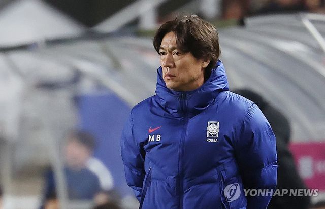 경기 지켜보는 홍명보 감독