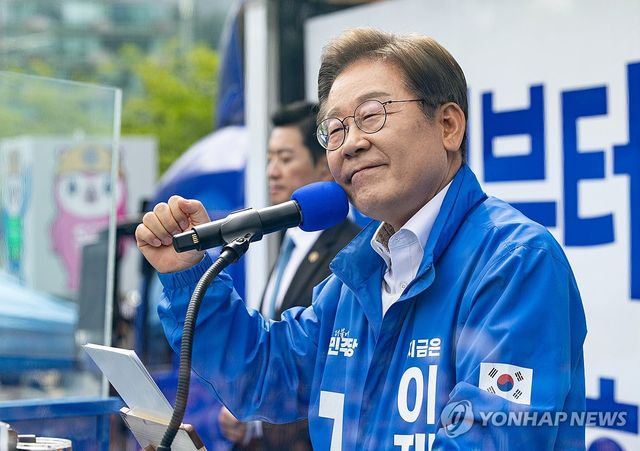 안양 시민들에게 지지 호소하는 이재명 후보