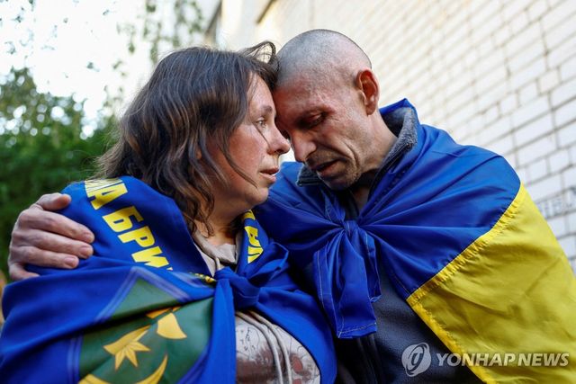우크라이나 돌아와 가족과 만난 포로