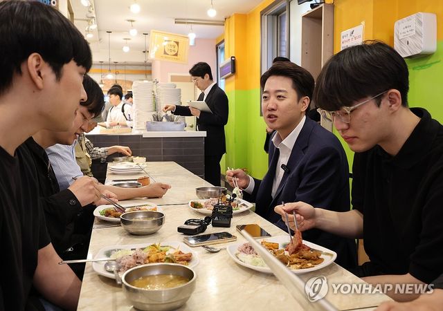 식사하며 대화하는 이준석 후보