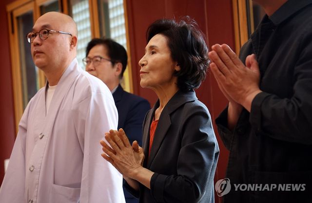 기도하는 설난영 여사