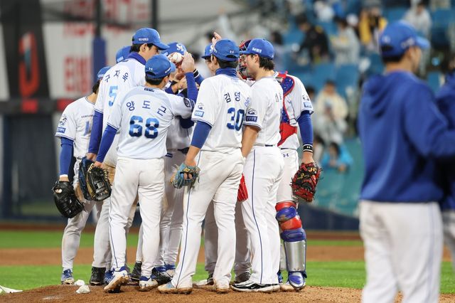 24일 KIA전 승리 후 기뻐하는 삼성 선수단.