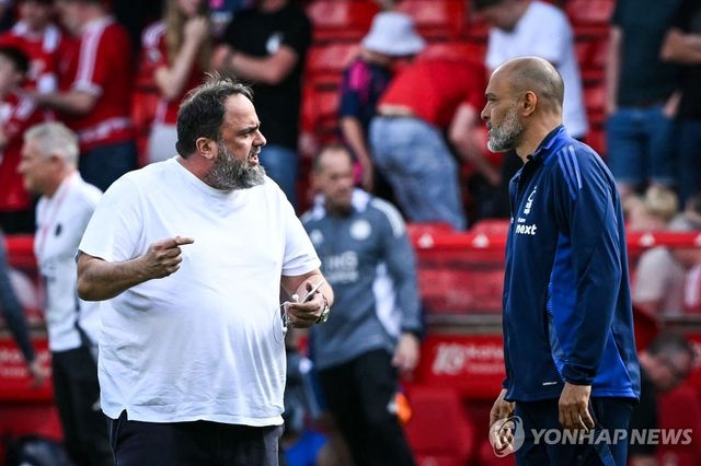 노팅엄 구단주 에방겔로스 마리나키스(왼쪽)가 산투 감독과 대화하는 장면. 