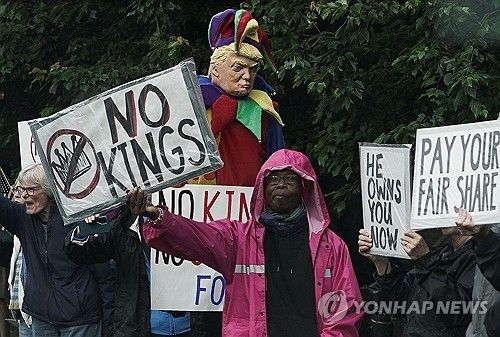 트럼프 밈코인 행사에 항의하는 시위대