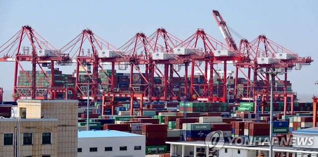 상하이 양산항의 수출입 컨테이너 부두