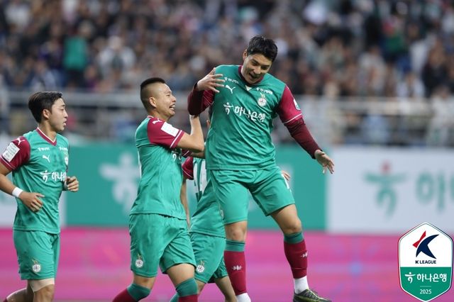 동료들과 골 세리머니 하는 대전 주민규(오른쪽).