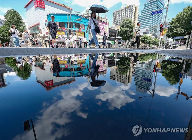 장마가 만든 웅덩이에 비친 맑은 하늘