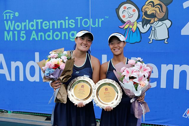 여자 대회 복식 우승 이은혜(왼쪽)와 백다연. 