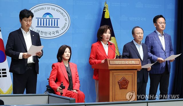 회견하는 나경원 의원