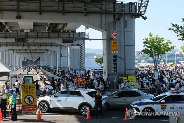 세븐틴 공연 찾은 시민들로 붐비는 반포한강공원