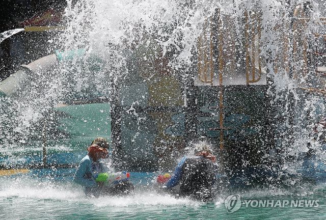 더위는 한창, 물놀이는 막바지