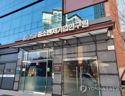 중소기업 장시간근로 10년새 급감…유연근무는 대기업 3분의 1 - 3