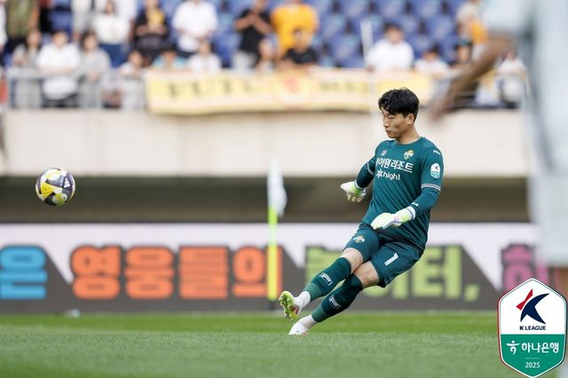 후반 막판 눈부신 선방을 펼친 강원 골키퍼 김광연