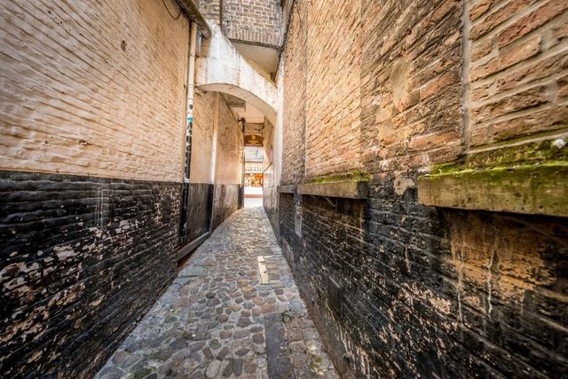 자갈로 포장된 브뤼허 '데 가레' 구역 뒷골목