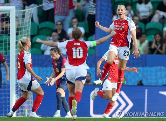 결승골을 터트리고 기뻐하는 아스널 위민의 스티나 브라크스테이누스(맨오른쪽)