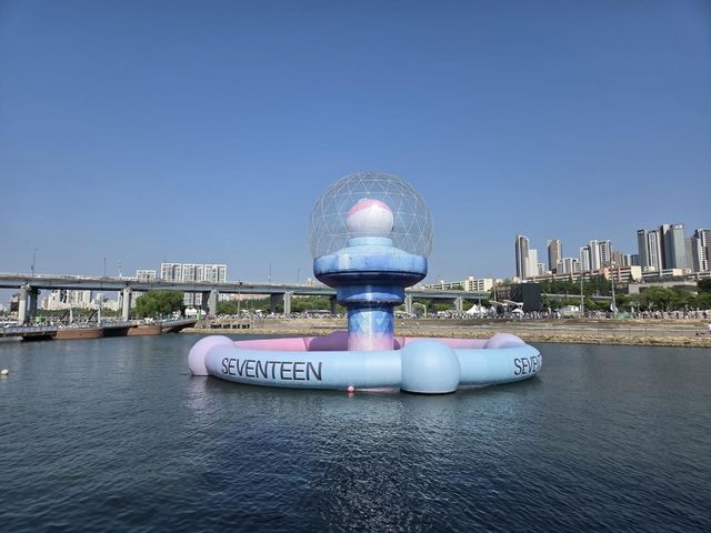 서울 반포한강공원 세빛섬 앞에 설치된 대형 '캐럿봉' 수상 조형물