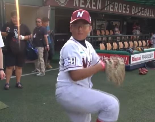 초등학생 시절 시구자로 나선 LG 트윈스 송승기