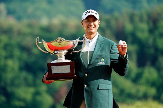 우승 트로피를 든 사돔 깨우깐자나.