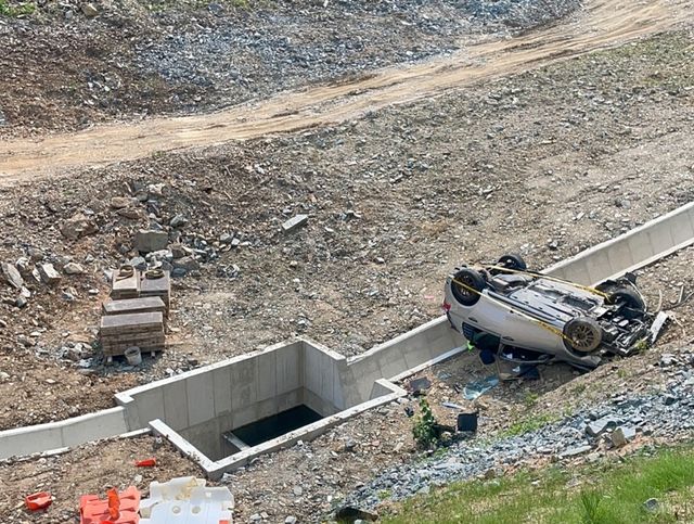 도로 이탈해 추락한 차량