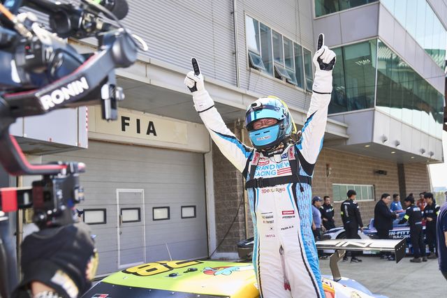 슈퍼레이스 챔피언십 2라운드에서 우승한 뒤 기뻐하는 박규승