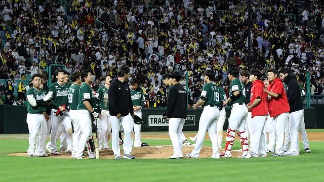 마운드 위에서 묵념하는 SSG 랜더스 선수단