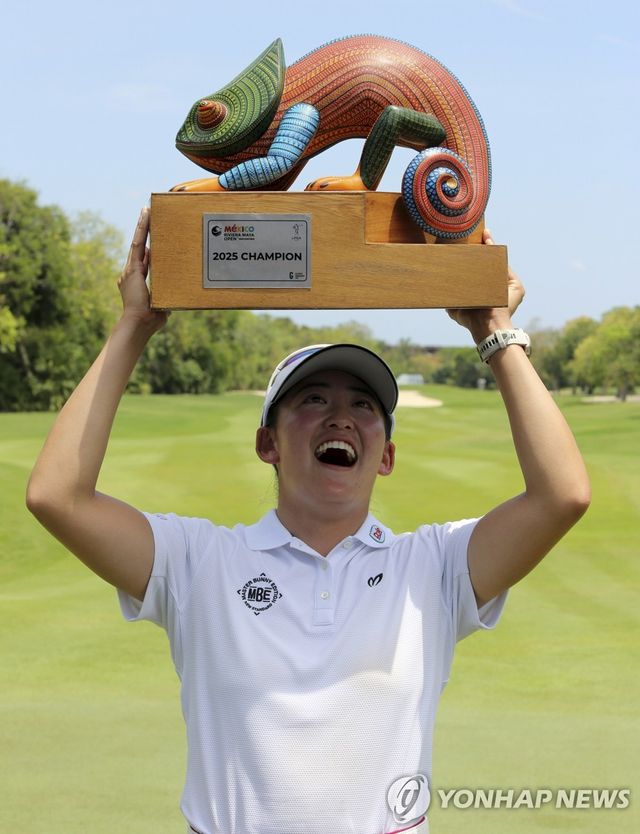 우승 트로피 든 이와이 치사토