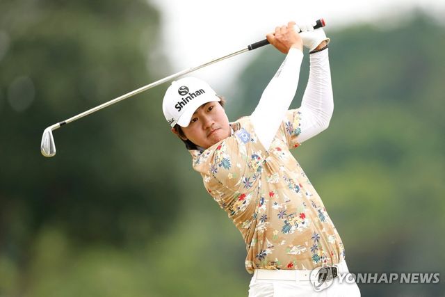 아이언샷 날리는 김성현