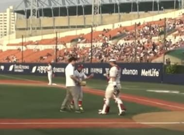 초등학생 시절 시구한 뒤 박동원으로부터 공을 받는 LG 송승기