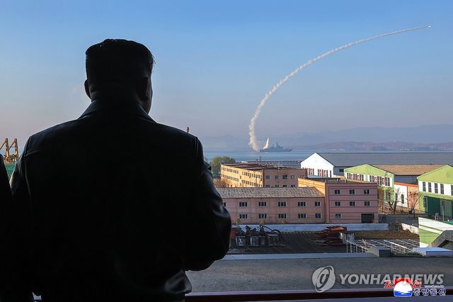 북, 최현호 첫 무장 시험사격…김정은 "해군 핵무장화 가속화"