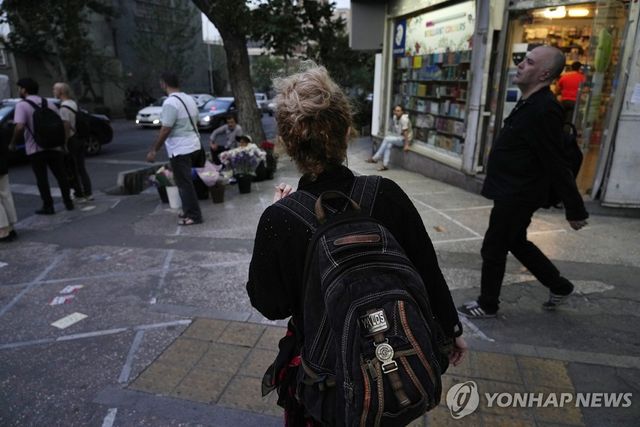 히잡 벗고 테헤란 도심 활보하는 이란 여성