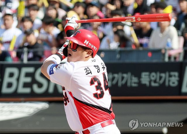 안타 치는 최형우