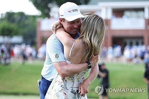 아내를 껴안고 기뻐하는 그리핀.