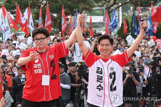 손 맞잡은 김문수와 한동훈