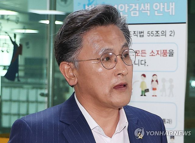 서울중앙지방법원 향하는 박성만 경북도의회 의장