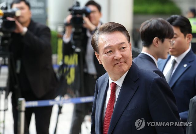 지지자 바라보며 법원 나서는 윤석열 전 대통령