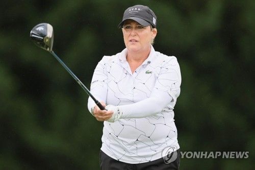 목표를 겨냥하는 크리스티 커.