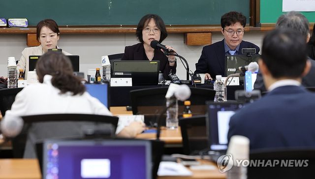 회의 비공개 알리는 김예영 전국법관대표회의 의장