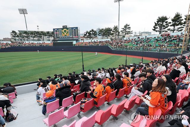 청주 야구장 메운 팬들 함성