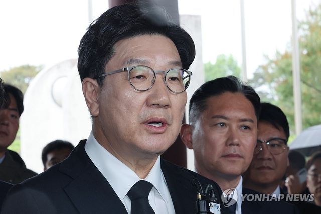 질의에 답변하는 권성동 원내대표