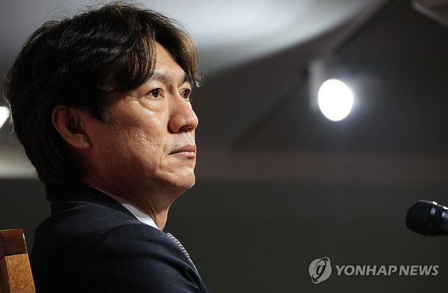 질문 듣는 홍명보 감독