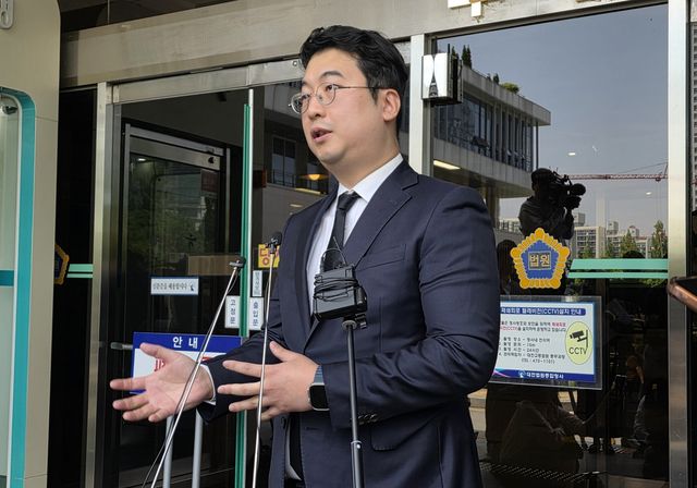 기자들 질문에 답하는 피해자 김하늘양 측 변호인