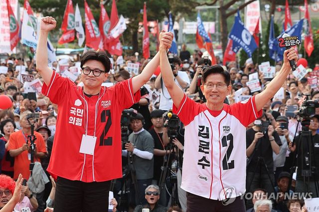 손 맞잡은 김문수와 한동훈