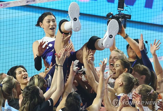 세계 올스타 선수들의 헹가래 받는 김연경