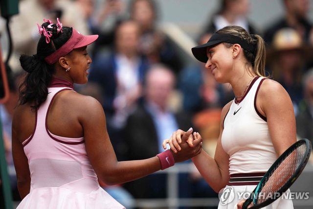 1회전을 마친 뒤 악수하는 바도사(오른쪽)와 오사카. 