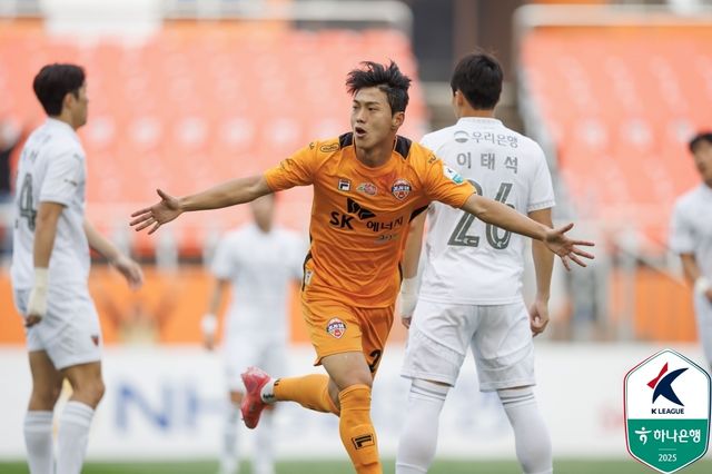 골세리머니를 펼치는 김준하