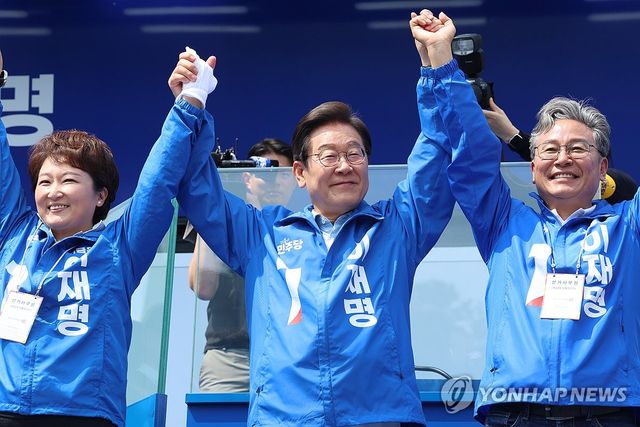 용인시민들에게 인사하는 이재명 후보