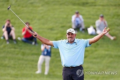 우승을 확정 짓고 기뻐하는 카브레라.