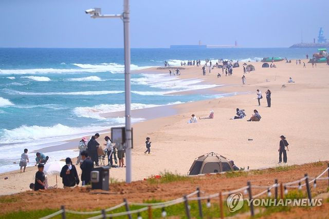 화창한 날씨 속 바닷바람 쐬는 시민들