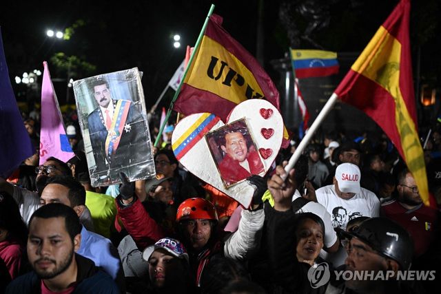 차베스와 마두로 사진 손팻말 들고 나온 베네수엘라 여당 지지자