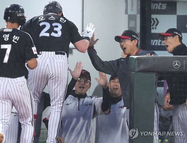 역전 3점포 친 LG 오스틴